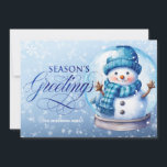 Snowman Blue Season's Grüße Weihnachten<br><div class="desc">"Season's Greetings",  anpassbar horizontal formatierte Weihnachtsgrüßkarte mit einem niedlichen Schneemann in einer Schneekugel auf weichem blauem Hintergrund. Personalisieren Sie Ihre Daten mit Ihrem Familiennamen. Kontaktieren Sie mich,  um Hilfe bei Ihren Anpassungen zu erhalten oder um zusätzliche Matching oder Koordination von Zazzle Produkten anzufordern.</div>