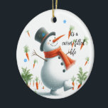 Snowman Carrot - Leben Keramik Ornament<br><div class="desc">Entdecken Sie ein skurriles Ornament,  das sich perfekt zum Hängen auf einem Weihnachtsbaum eignet,  und zeigen Sie einen fröhlichen Schneemann,  der in einem Karottengarten tanzt. Die Freude eines echten Schneemanns. Dieses charmante Snowmanndesign personalisieren,  indem Sie die Botschaft nach Ihren Wünschen ändern.</div>