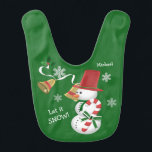 Snowman Christmas Bells Babylätzchen<br><div class="desc">Dieses Baby Bib verfügt über einen bezaubernden Schneemann, der einen Hut auf der Oberseite trägt und einen rot-weiß gestreiften Bonbonstock trägt, der mit einem hübschen grünen Bogen verbunden ist. Hinter ihm steht ein weißes Band mit Heiligem und einer goldenen Glocke. Die Bilder werden auf einem dunklen grünen Hintergrund des Urlaubes...</div>