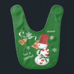 Snowman Christmas Bells Babylätzchen<br><div class="desc">Dieses Baby Bib verfügt über einen bezaubernden Schneemann, der einen Hut auf der Oberseite trägt und einen rot-weiß gestreiften Bonbonstock trägt, der mit einem hübschen grünen Bogen verbunden ist. Hinter ihm steht ein weißes Band mit Heiligem und einer goldenen Glocke. Die Bilder werden auf einem dunklen grünen Hintergrund des Urlaubes...</div>