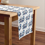 Snowman Christmas Elegante Winterferien Kurzer Tischläufer<br><div class="desc">Snowman Weihnachten Eleganter Winter Holidays Kurz Table Runner. Einzigartiges,  schönes,  stilvolles Design. Leicht personalisiert zu sein. Schriftart Stil,  Größe und Farben können geändert werden. Matching-Elemente sind verfügbar.</div>