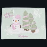Snowman Christmas Große Geschenktüte<br><div class="desc">Weihnachts-Feiertag des 1. Weihnachtsschneemanns mit diesem niedlichen und schneebedeckten Schneemann,  der einen pastellrosa gestrickten Hut und Schal trägt. Dieses Party ist ideal für den Wintergeburtstag oder das Weihnachtsfest Ihres Kindes. Design ist vollständig anpassbar. Karo der koordinierenden Schreibwaren und Geschenke.</div>