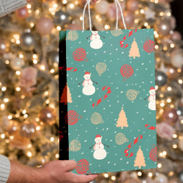 Snowman & Christmas Icons Pattern- Playful Holiday Mittlere Geschenktüte