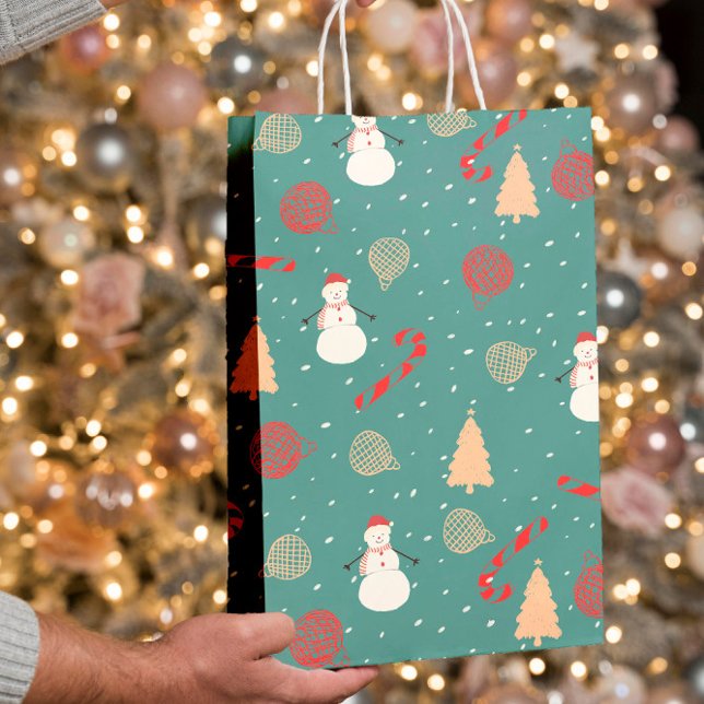 Snowman & Christmas Icons Pattern- Playful Holiday Mittlere Geschenktüte (Von Creator hochgeladen)