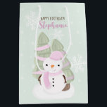 Snowman Christmas Mittlere Geschenktüte<br><div class="desc">Snowman Christmas Celebrate your child's winter birthday with this cute and snowman wearing a pastel pink knitted hat and scarf. This theme is ideal for your little one’s winter birthday or kid’s Christmas party. Design is completely customizable. Check out the coordinating stationery and ohrs.</div>