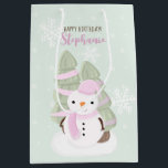 Snowman Christmas Mittlere Geschenktüte<br><div class="desc">Snowman Christmas Celebrate your child's winter birthday with this cute and snowman wearing a pastel pink knitted hat and scarf. This theme is ideal for your little one’s winter birthday or kid’s Christmas party. Design is completely customizable. Check out the coordinating stationery and ohrs.</div>
