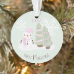 Snowman Christmas Ornament<br><div class="desc">Weihnachts-Feiertag des 1. Weihnachtsschneemanns mit diesem niedlichen und schneebedeckten Schneemann, der einen pastellrosa gestrickten Hut und Schal trägt. Dieses Party ist ideal für den Wintergeburtstag oder das Weihnachtsfest Ihres Kindes. Design ist vollständig anpassbar. Karo der koordinierenden Schreibwaren und Geschenke.</div>