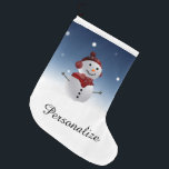 Snowman Christmas Strumpf - Personalisierter Name Großer Weihnachtsstrumpf<br><div class="desc">Niedlicher personalisierter Schneemann Weihnachten Strumpf. Dieser einzigartige 3D-Schneemann hat einen roten Hut, Ohrmuffs und Schal. Er hat das klassische Snowman-Design, mit runden schwarzen Augen, einer Karottennase, schwarzen Kohlen Lächeln, drei Knöpfen an der Vorderseite und Sticks für Arme. Der Winterwunderland-Hintergrund hat leicht fallenden Schnee an einem blauen Himmel. Ideale Wohngestaltung für...</div>