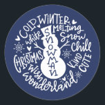 Snowman Christmas Winter Wonderland Typografie Runder Aufkleber<br><div class="desc">Eine festliche typografische Komposition von handgeschriebenem Weihnachtszitat (Schneekill, Steinglocken, Kalter Winter, Weiße Weihnachten, Wunderland, Weihnachtswunsch) umkreist einen Schneemann mit kleinen Herzen und Schneeflocken. Ideal, um Weihnachts- und Feiertagsbriefe und Weihnachtskarten zu Siegel oder Ihre Geschenke unter dem Weihnachtsbaum zu schmücken! Die Farbe Blau ist vollständig veränderbar, auch die Farbe Weiß lässt...</div>