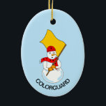 Snowman Colorguard Keramik Ornament<br><div class="desc">Ein Schneemann,  der eine Fahne trägt und einen Schal mit Fahnen trägt,  ist ein humorvolles Wachtdesign für Farb- und Wintergartenmitglieder an Geburtstagen und Feiertagen Text kann geändert werden.</div>