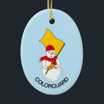 Snowman Colorguard Keramik Ornament<br><div class="desc">Ein Schneemann, der eine Fahne trägt und einen Schal mit Fahnen trägt, ist ein humorvolles Wachtdesign für Farb- und Wintergartenmitglieder an Geburtstagen und Feiertagen Text kann geändert werden.</div>