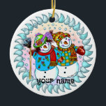 Snowman Couple Keramik Ornament<br><div class="desc">Snowman Coupé Verzierung,  T - Shirt,  Geschenke und Bekleidung von ArtMuvz Illustration. Matching Snowman Bekleidung,  T - Shirt,  Feriengeschenke. Schneemann T - Shirt,  Weihnachtsgeschenke und Winterkleidung.</div>