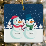 Snowman Couple Niedlich Personalisierte Weihnachte Keramikornament<br><div class="desc">Snowman Couple Niedliche Personalisierte Weihnachtsfeier Keramik Ornament. Niedliche 5 Personen Schneemann Familienurlaub Weihnachtsschmuck. Das perfekte personalisierte Weihnachtsgeschenk für die Ferienzeit.</div>