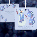 Snowman Dreidels Niedliche, zweiseitige Hanukka Ornament Aus Metall<br><div class="desc">Diese niedlichen zweiseitigen Hanukah-Ornamente sind großartig als Leckerei für sich selbst oder als nachdenkliche Pflaster für Freunde und Familie beim Austausch von Geschenken. Mit einem fröhlichen jüdischen Schneemann auf der Vorderseite und zwei passenden dreideligen auf hellpastellblauem Hintergrund ist der einfache dunkelblaue Text unten leicht zu personalisieren. Derzeit lesen Sie OUR...</div>