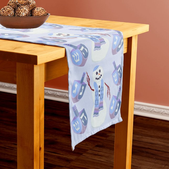 Snowman Dreidels Optionales Monogram Blue Hanukkah Großer Tischläufer (Add your monogram initial to the center of this Hanukkah table runner for a custom touch)