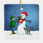 Snowman Gebäude Keramikornament<br><div class="desc">Der Junge hat einen Schneemann gebaut, auf dem sein Hund steht und uriniert, während der Junge dem Schneemann eine Karottennaase gibt.</div>