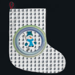 Snowman Golfer Jahreszeit Swing Großer Weihnachtsstrumpf<br><div class="desc">Bewundern Sie einen zauberhaften Weihnachtsfest mit einer Winterlandschaft,  die mit einem in einem blauen Hut verkleideten Schneemobil geschmückt ist und mit seinen 7 Eisklub- und Golfbälle für eine Golffahrt bereit ist. Ein spielerisches Hintergrundgolfmuster. Es ist ein lustiges Design für Liebhaber des Golfs während der ganzen Saison.</div>
