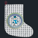 Snowman Golfer Jahreszeit Swing Großer Weihnachtsstrumpf<br><div class="desc">Bewundern Sie einen zauberhaften Weihnachtsfest mit einer Winterlandschaft,  die mit einem in einem blauen Hut verkleideten Schneemobil geschmückt ist und mit seinen 7 Eisklub- und Golfbälle für eine Golffahrt bereit ist. Ein spielerisches Hintergrundgolfmuster. Es ist ein lustiges Design für Liebhaber des Golfs während der ganzen Saison.</div>