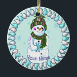 Snowman Granny Keramik Ornament<br><div class="desc">Schneemann Granny Schmuck von ArtMuvz Illustration, passend Schneemannkleid, T - Shirt, Oma Geschenke. Weihnachts-T - Shirt, Weihnachtsgeschenke und Winterkleidung. Fügen Sie Ihren Namen hinzu oder fügen Sie stattdessen Text hinzu. Passen Sie dieses Schneemann-Ornament an, um es für Sie einzigartig zu machen oder als personalisiertes Geschenk zu geben</div>