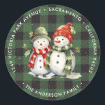 Snowman Green Christmas Rücksendeadressen-Aufklebe Runder Aufkleber<br><div class="desc">Grüne Büffel karierte Weihnachtsfeiertage mit zwei angekleideten Schneemännern. Diese niedlichen Weihnachtsmarken können Sie ganz einfach mit Ihrem Namen und Ihrer Adresse personalisieren.</div>