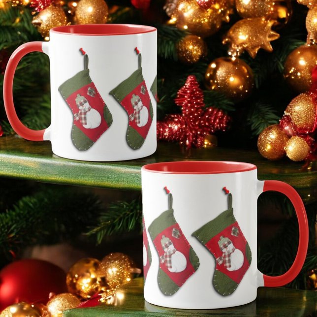 Snowman hat Weihnachts-Strümpfe rund um den Globus Tasse (Hanging Christmas stocking design encircles the entire combo style ceramic mug. )