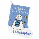 Snowman Image auf Personalisiert Großer Weihnachtsstrumpf<br><div class="desc">Weihnachts-Strumpf mit Winter Snowman Design im Cartoon-Stil. Frostig ist der Schneemann Set vor blauem Hintergrund. Fügen Sie Ihre eigenen Daten hinzu.</div>