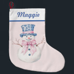 Snowman in Blue Damask Top Hat Großer Weihnachtsstrumpf<br><div class="desc">Dieser Weihnachtsfest-Strumpf präsentiert sich in einem großtausendjährigen Design mit einem Schneemann in einem blau-weiß Damask Top Hut auf einem rot-rosa Hintergrund. Sie können sich mit einem Namen in einem marineblauen kursiven Schriftart personalisieren.</div>