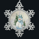 "Snowman in Falling Snow" mit Kaninchen und Bäumen Schneeflocken Zinn-Ornament<br><div class="desc">Feiern Sie die Magie der Saison mit diesem zauberhaften Weihnachtsschmuck mit einem fröhlichen Schneemann, der fröhlich im fallenden Schnee stehend ist, mit einem süßen kleinen Kaninchen an seiner Seite. Gerahmt von herrlichen Kiefernbäumen erweckt dieses festliche Design die Wärme und das Wunder des Winters in zeitloser Ruhe. In einer langlebigen Zunge...</div>