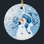 Snowman Keramik Ornament<br><div class="desc">Snowman spielt im Schnee mit blauem Hintergrund</div>