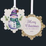 Snowman Lila Gold Green Frohe Weihnachtsgrüße Ornament Karte<br><div class="desc">Lila und goldene Weihnachtsschmuck/Gruß mit einem niedlichen Schneemann mit lila Hut und grünem Schal. Personalisieren Sie den Rücken mit Ihrem Gruß und jedem anderen Text,  den Sie wählen. Kontaktieren Sie mich,  um Hilfe bei Ihren Anpassungen zu erhalten oder um zusätzliche Matching- oder Koordinierungsprodukte anzufordern.</div>
