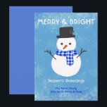 Snowman Merry & Bright Frohen Festtage Custom Ho Feiertagskarte<br><div class="desc">Snowman Merry & Bright Frohen Festtage Custom Holiday Card. Niedlicher Schneemann mit blau-weißem Karo-Muffler. Fügen Sie Ihre eigenen Gefühle und Familiennamen mit der Vorlage hinzu,  die ich für Sie Set habe. So einfach!</div>