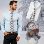 Snowman mit Birdhouse Winter Krawatte<br><div class="desc">Foto eines lustigen Weihnachtsschmucks - ein Schneemann,  der ein Vogelhaus hält - schmückt diese Krawatte,  dass man den ganzen Winter lang tragen kann</div>