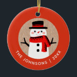 Snowman Niedlich Weihnachtsfeiertag Personalisiert Keramik Ornament<br><div class="desc">Eine lustige Weihnachtsschmuck mit einem niedlichen Schneemann in Schal und Tophut. Vergnügungs-Ornament für Ihren Weihnachtsbaum. Personalisieren Sie es mit Ihrem Familiennamen und Jahr. Entworfen für Sie von BlackBerry Boulevard.</div>