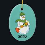 Snowman Plumber Keramik Ornament<br><div class="desc">Ein Schneemann mit einem Kolben ist ein lustiges Geschenk-Design für Klempner an Geburtstagen und Winterferien. Das Datum kann geändert werden.</div>