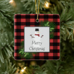 Snowman Red Buffalo Karierte Keramik Ornament<br><div class="desc">Dekorieren Sie Ihren Baum in dieser Ferienzeit mit einem Snowman Red Buffalo Karierte Keramik Ornament. Im Ornament-Design befindet sich eine Schachtel mit Kiefernästen und ein bezaubernder Schneemann mit Büffel-kariertem Hintergrund. Mit diesem Design sind auch zusätzliche Geschenk- und Urlaubsartikel erhältlich.</div>
