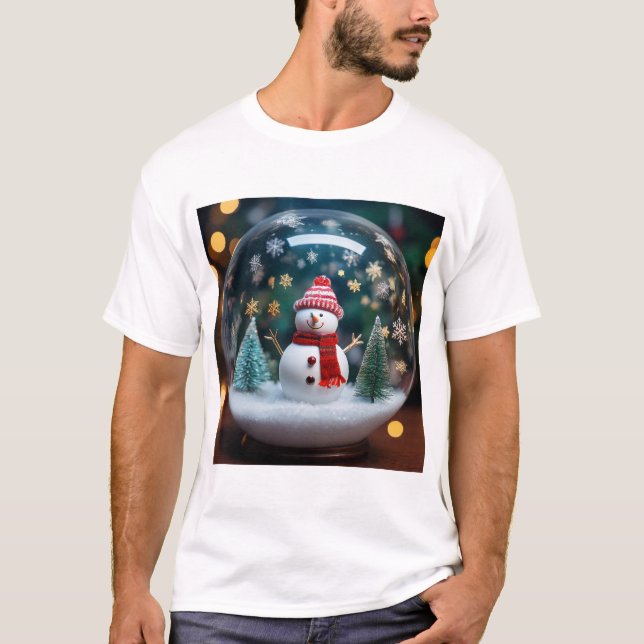 Snowman’s Delight: Festive Magic in a Globe T-Shirt (Vorderseite)