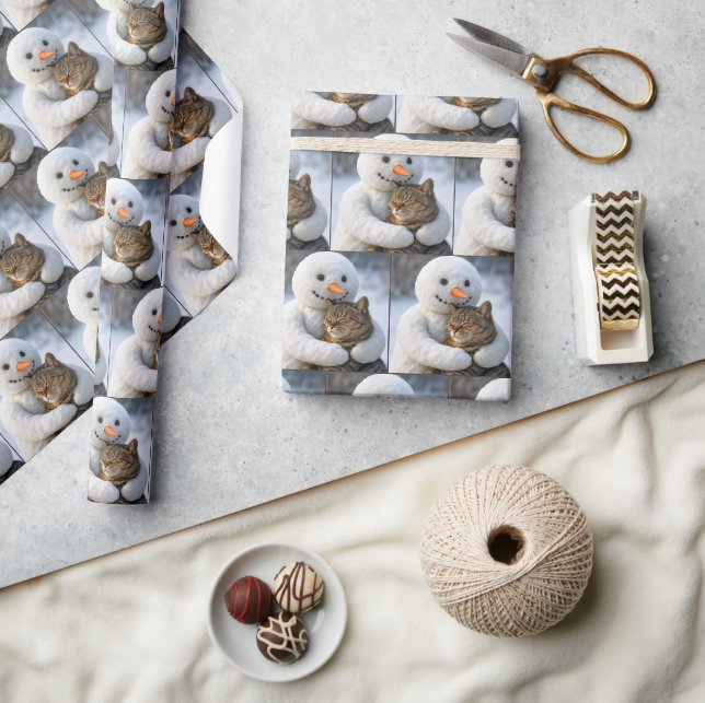 Snowman umarmt eine Tabby-Katze Geschenkpapier (Kunsthandwerk)