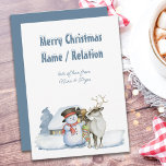 Snowman und Reindeer Snowy Text Personalisiert Feiertagskarte<br><div class="desc">personalisierte Weihnachtskarte mit niedlichem Design und schneebedeckter Typografie. Das Design besticht durch Schneemann und Rentier mit warm beleuchteter Kabine im Schnee. Alle Texte sind einfach zu bearbeiten,  sodass Sie Ihre Karten ganz individuell gestalten können.</div>