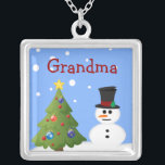 Snowman-und Weihnachtsbaum-personalisierte Versilberte Kette<br><div class="desc">Diese entzückende Halskette und Anhänger kennzeichnet eine winterliche Weihnachtsszene eines Schneemanns, der einen großen schwarzen Zylinder trägt. Schneemann hat die Augen, die aus Kohle und einer Karottennase heraus gemacht werden. Heraus in der dieser schneebedeckten Szene mit dem Schneemann ist ein Weihnachtsbaum, der ganz für Weihnachten verziert wird. Diese Szene ist...</div>
