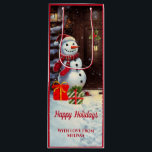 Snowman Vintage Christmas Scene Geschenktüte Für Weinflaschen<br><div class="desc">Dies ist eine bezaubernde Weihnachtsgeschenktasche mit einer Weihnachtslandschaft eines Schneemanns mit Geschenken an der Haustür eines Hauses in Vintager Aquarellfarbe. Der Text auf der Geschenktüte ist individuell anpassbar.</div>