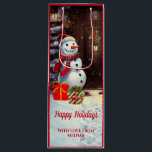 Snowman Vintage Christmas Scene Geschenktüte Für Weinflaschen<br><div class="desc">Dies ist eine bezaubernde Weihnachtsgeschenktasche mit einer Weihnachtslandschaft eines Schneemanns mit Geschenken an der Haustür eines Hauses in Vintager Aquarellfarbe. Der Text auf der Geschenktüte ist individuell anpassbar.</div>