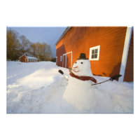 Snowman vor der roten Scheune in Columbia Falls