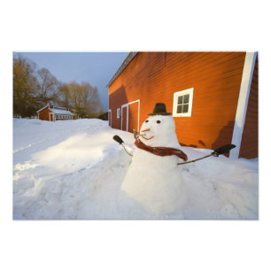Snowman vor der roten Scheune in Columbia Falls Fotodruck