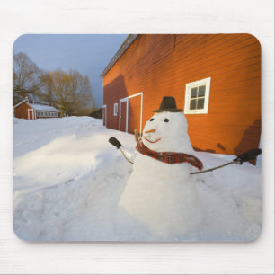 Snowman vor der roten Scheune in Columbia Falls Mousepad