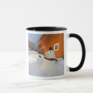 Snowman vor der roten Scheune in Columbia Falls Tasse