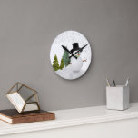 Snowman White Christmas Wohngestaltung  Runde Wanduhr<br><div class="desc">Die im Winter urlaubsmäßige Rundwange ist ein Schneemobil-Design. Dieses Design ist mit Schneemännern,  Kiefern und prägten Schneeflocken gestaltet.  Wenn du Schneemänner magst,  wirst du diese Wanduhr Liebe geben.</div>