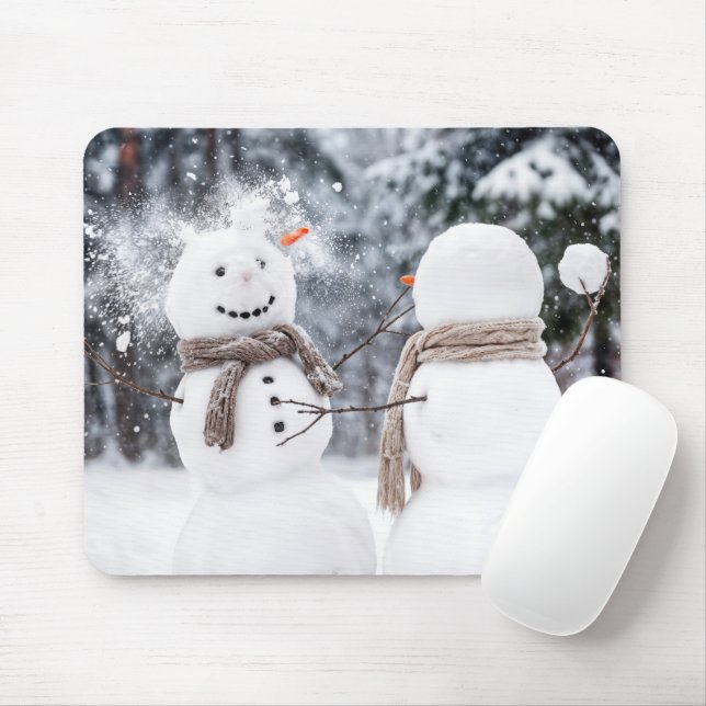 Snowmen Having a Snowball Fight Mousepad (Mit Mouse)