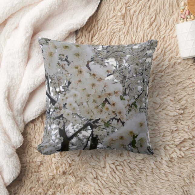 Snowy Blossom Throw Pillow Kissen (Decke)