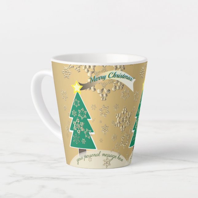 Snowy Bronze Christmas Tree Szene Latte Tasse (Linke Ecke)