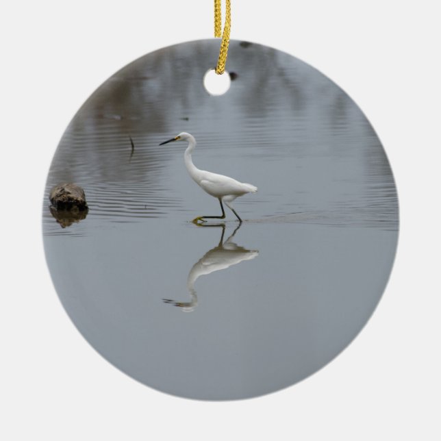 "Snowy Egret on the Hunt" Keramik Ornament (Vorne)